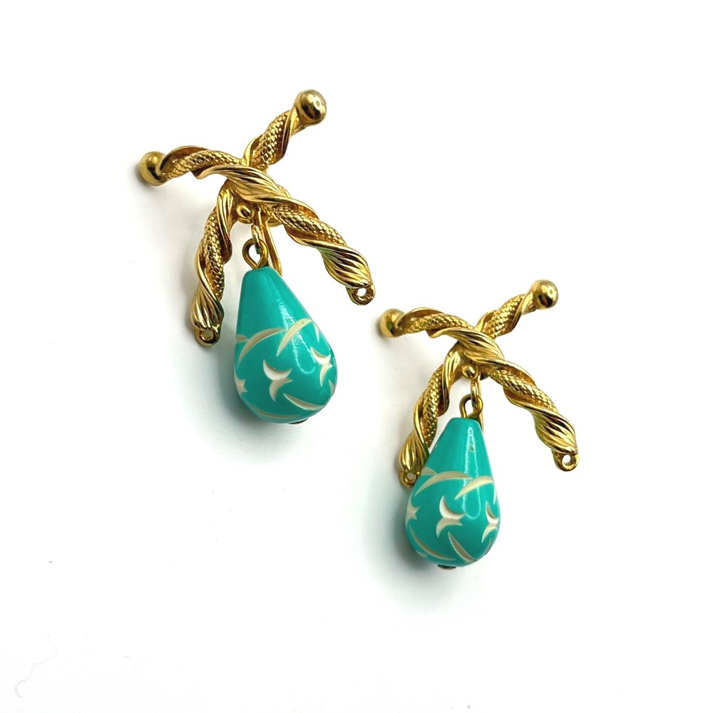 Schiaparelli Vintage Gold Tone Turquoise Carved Bead Dangle Clip On Earrings